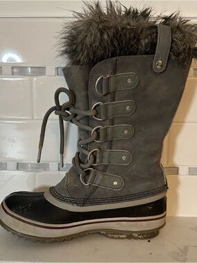 Sorel Gray Lace-Up Winter Boots with removable liner.